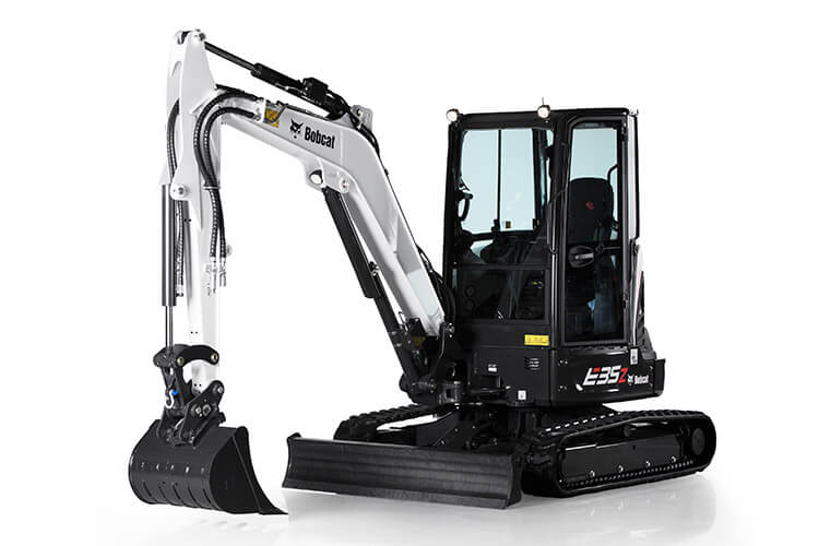 Peso operativo: 3.499 kgs</br> Profundidad de excavación: 3.117 mm</br> Potencia del motor: 18,2 kW